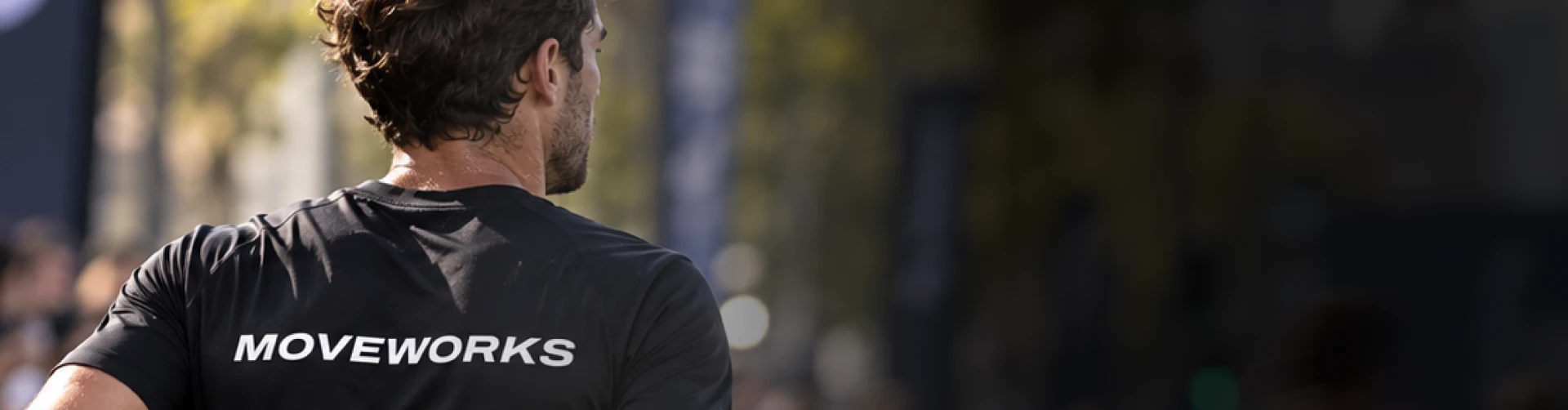 Hardloper in een zwart Moveworks-shirt tijdens een wedstrijd